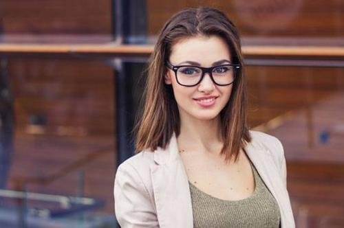 Удлиненное каре на круглое лицо с челкой. Виды каре, подходящие для круглого лица