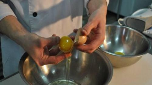 Как часто рекомендуется применять маски с яйцом для волос. Как использовать яичные маски?