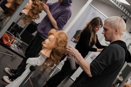 От овального до квадратного: стилисты делятся секретами идеальных причесок для каждого типа лица 02