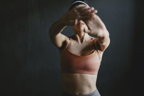 Какие упражнения могут помочь улучшить гибкость и подвижность суставов кистей и пальцев. Почему может возникать боль в кистях?