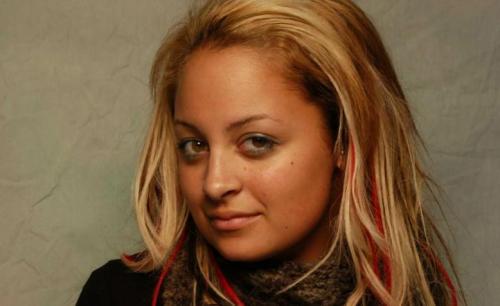 Тонкие брови-ниточки: возвращение моды 90-х 03