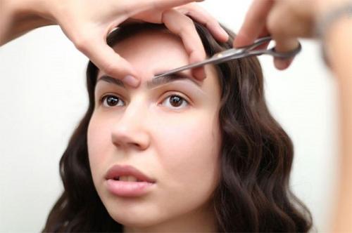Как правильно подстричь брови, чтобы они выглядели аккуратно. Как подстричь брови, или сама себе мастер