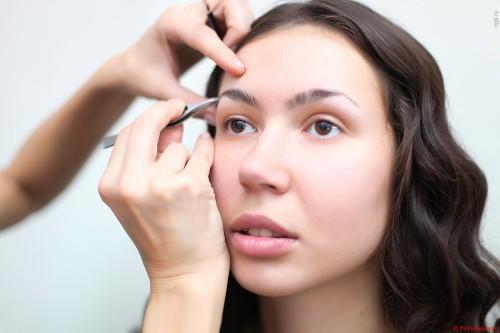 Как правильно подстричь слишком длинные брови, чтобы они выглядели аккуратно. Пошаговая инструкция: