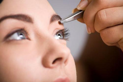 Что лучше для формирования бровей: нить или пинцет. Что выбрать для коррекции бровей: нити, воск или пинцет?