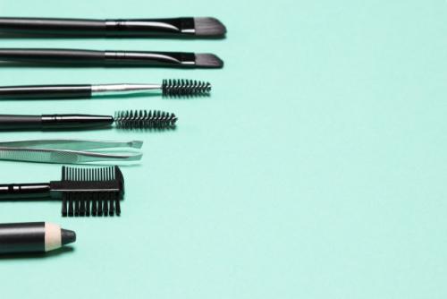 Какие основные инструменты для коррекции бровей существуют. Совсем не мелочь: все о кистях для бровей