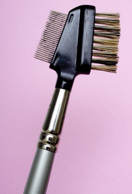 Какие основные инструменты для коррекции бровей существуют. Совсем не мелочь: все о кистях для бровей