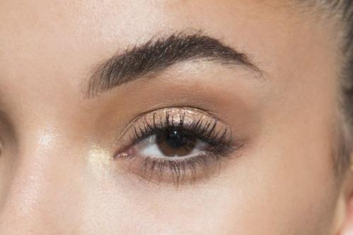 Как правильно наносить карандаш для бровей. Как накрасить брови карандашом: поэтапная инструкция