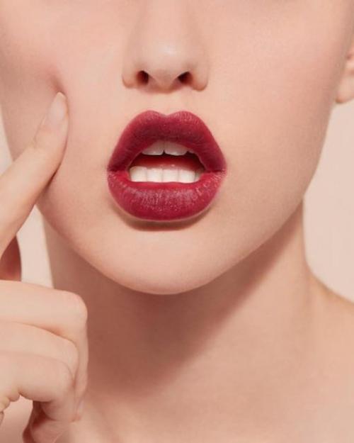 Как сохранить выразительность цвета помады без подводки. Как сделать помаду темнее?