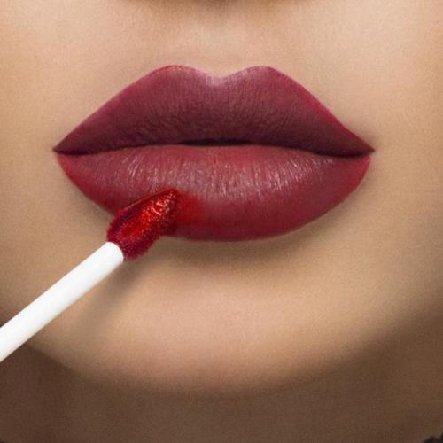 Как сохранить выразительность цвета помады без подводки. Как сделать помаду темнее?