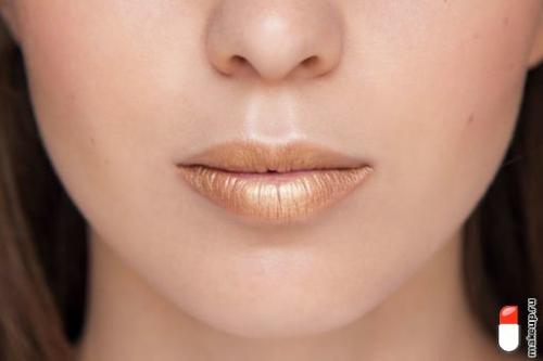 Как добиться идеального контура губ при помощи помады. Как увеличить губы с помощью макияжа?