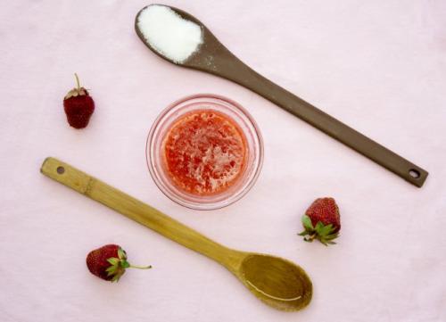 Какие продукты для ухода за губами следует использовать перед нанесением помады. Как сделать макияж губ более стойким?