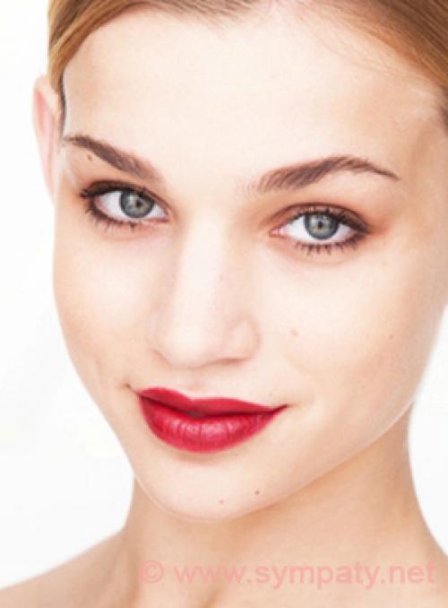 Каким способом лучше наносить красную помаду: кистью или прямо из помады. Шаг 5: Второй слой помады