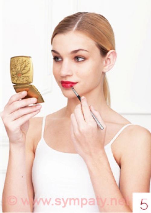 Каким способом лучше наносить красную помаду: кистью или прямо из помады. Шаг 5: Второй слой помады