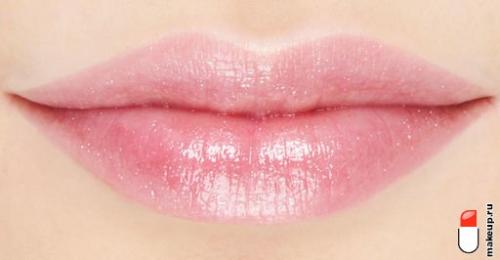 Как добиться идеального контура губ при помощи помады. Как увеличить губы с помощью макияжа?