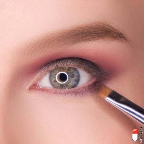 Как правильно наносить помаду. Основы макияжа для начинающих