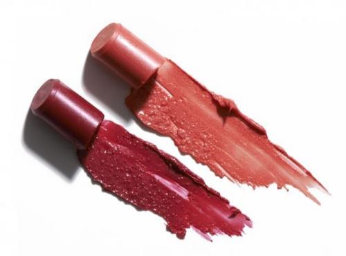 Есть ли специальные советы для того, чтобы помада не оставляла следов на посуде или одежде. Напасть на след: как вывести отпечатки помады с одежды?