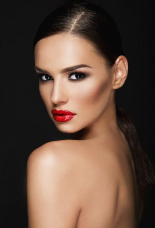 Какими способами можно нанести красную помаду для создания различных эффектов. Особенности макияжа с красной помадой