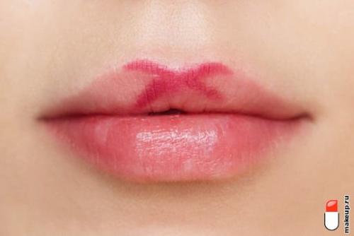 Как правильно наносить помаду. Основы макияжа для начинающих