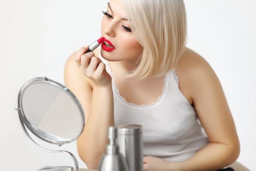 Советы визажистов: как идеально нанести красную помаду 08 Советы визажистов: как идеально нанести красную помаду 08
