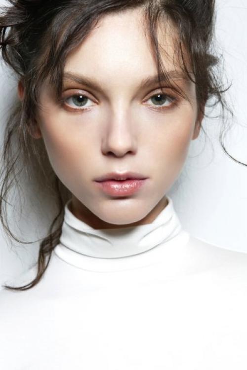 Как добиться идеальной формы губ при нанесении яркого макияжа. Как увеличить губы с помощью макияжа?