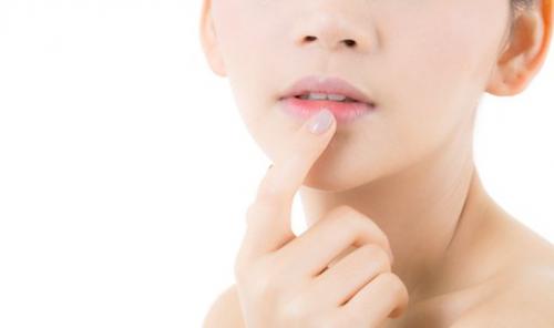 Как увеличить стойкость помады на губах. Как сделать макияж губ более стойким?