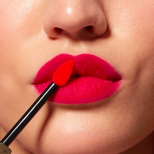 Как правильно наносить помаду. Основы макияжа для начинающих