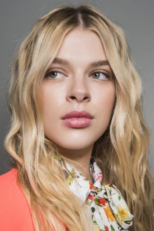 Как добиться идеальной формы губ при нанесении яркого макияжа. Как увеличить губы с помощью макияжа?