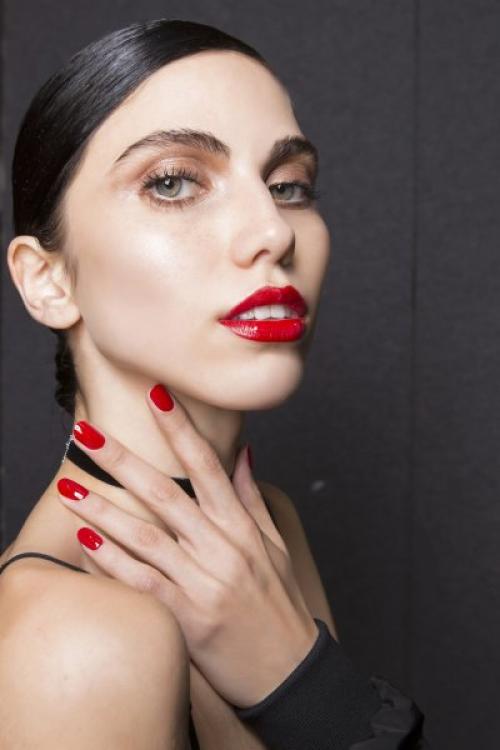 Как подготовить губы к нанесению яркой помады. Чего нельзя делать в макияже с яркой помадой?