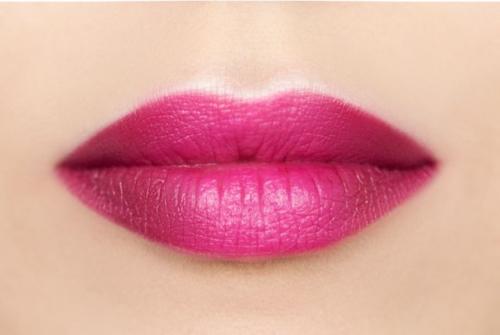 Как сделать губы более пухлыми с помощью макияжа. Как сделать губы пухлыми без инъекций? Тренируемся перед зеркалом