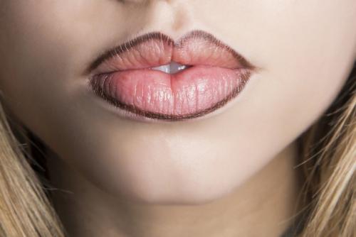 Как подготовить губы к нанесению яркой помады. Чего нельзя делать в макияже с яркой помадой?