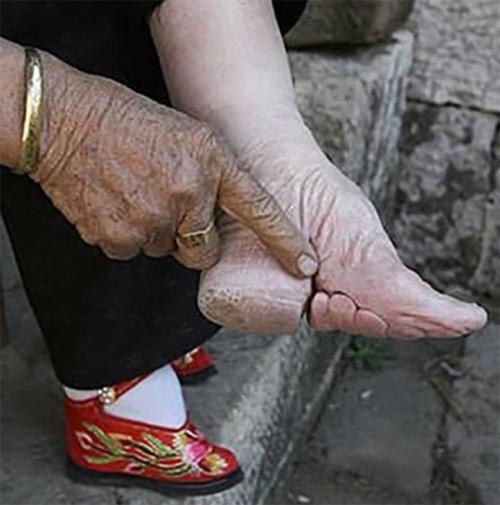 Необычные предметы одежды. Бинтование ног