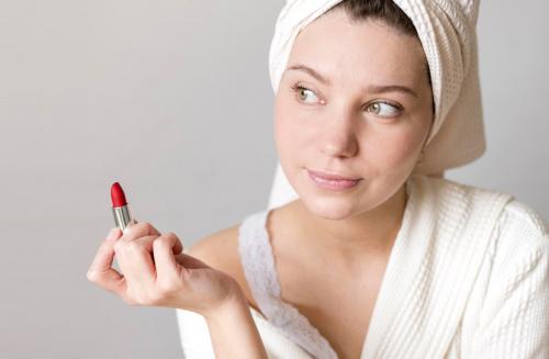 Как выбрать правильный оттенок красной помады. Чтобы выбрать красную помаду, определите свой цветотип