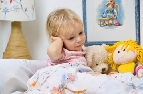 Можно ли применять противоспалительные компрессы у детей. Как сделать согревающий компресс ребенку на ухо при отите с водкой, спиртом, камфорным маслом?